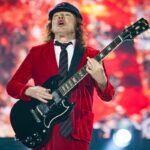 Découvrez les paroles de AC/DC - Big Gun