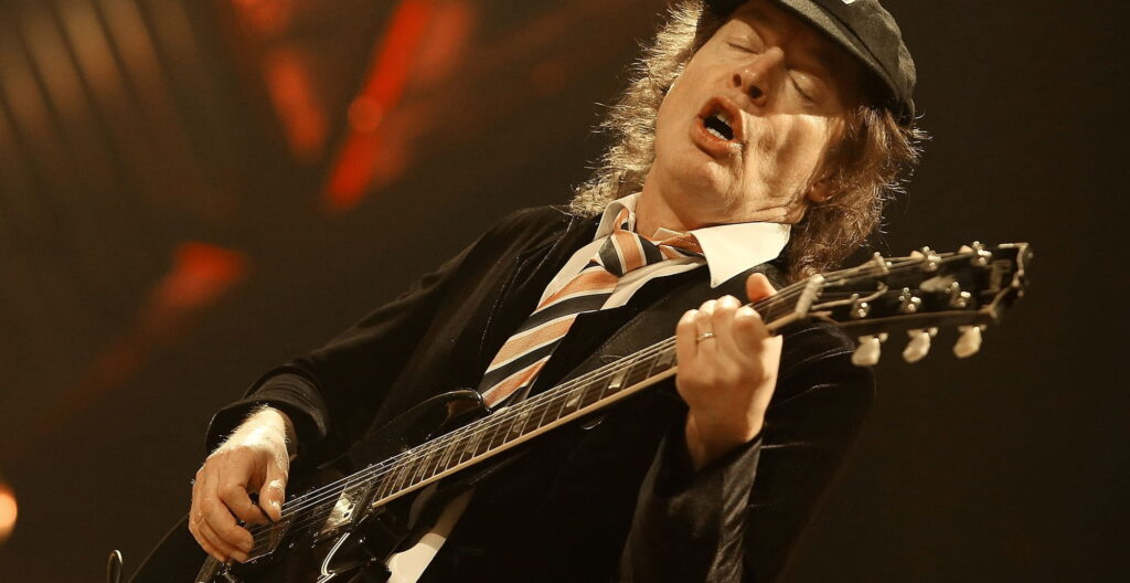 Découvrez les paroles de AC/DC - Shoot To Thrill