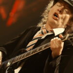 Découvrez les paroles de AC/DC - Shoot To Thrill