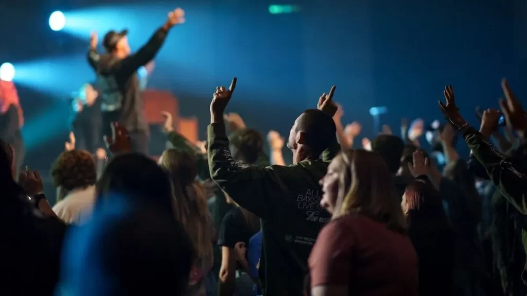 Foule qui assiste à l'un des concerts 2025 à Paris